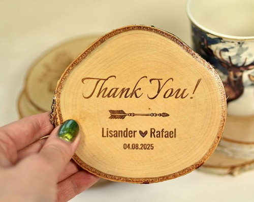 fajna podkładka pod kubek z plasterka drewna w stylu boho