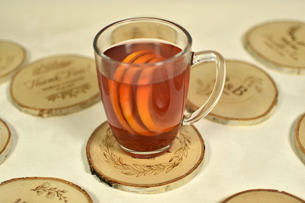 podstawka pod kubek z plastra drewna z wygrawerowanym wiankiem, prezent dla gości