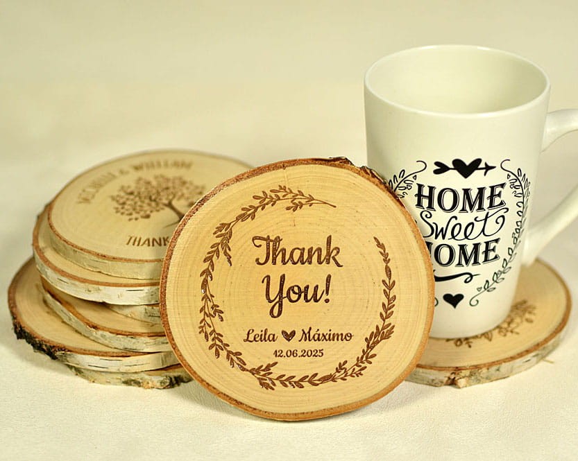 podstawka pod kubek z plastra drewna z wygrawerowanym wiankiem, prezent dla gości