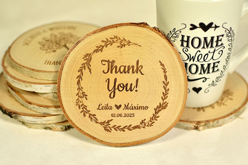 podstawka pod kubek z plastra drewna z wygrawerowanym wiankiem, prezent dla gości