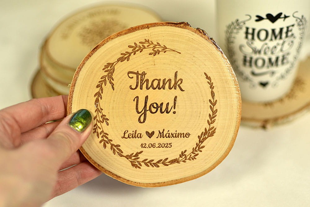 podstawka pod kubek z plastra drewna z wygrawerowanym wiankiem, prezent dla gości