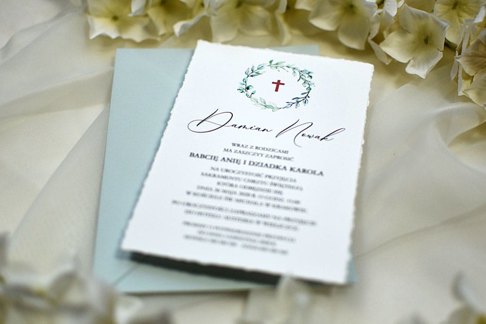 Oryginalne zaproszenie na Chrzest lub Komunię w stylu boho z szarpanymi brzegami kartki.