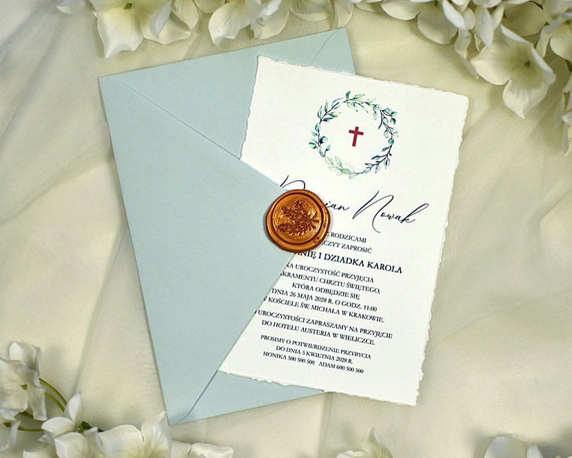 Personalizowane zaproszenie na Chrzest lub Komunię z wiankiem i krzyżykiem w środku.