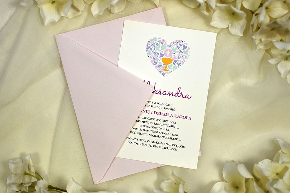Eleganckie proste zaproszenia na Komunię lub Chrzest z sercem i jasnoróżową kopertą.