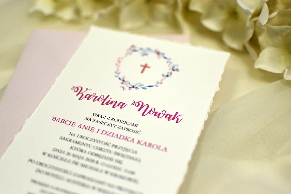 Różowe zaproszenie na Chrzest lub Komunię w stylu boho z rwanymi brzegami kartki.