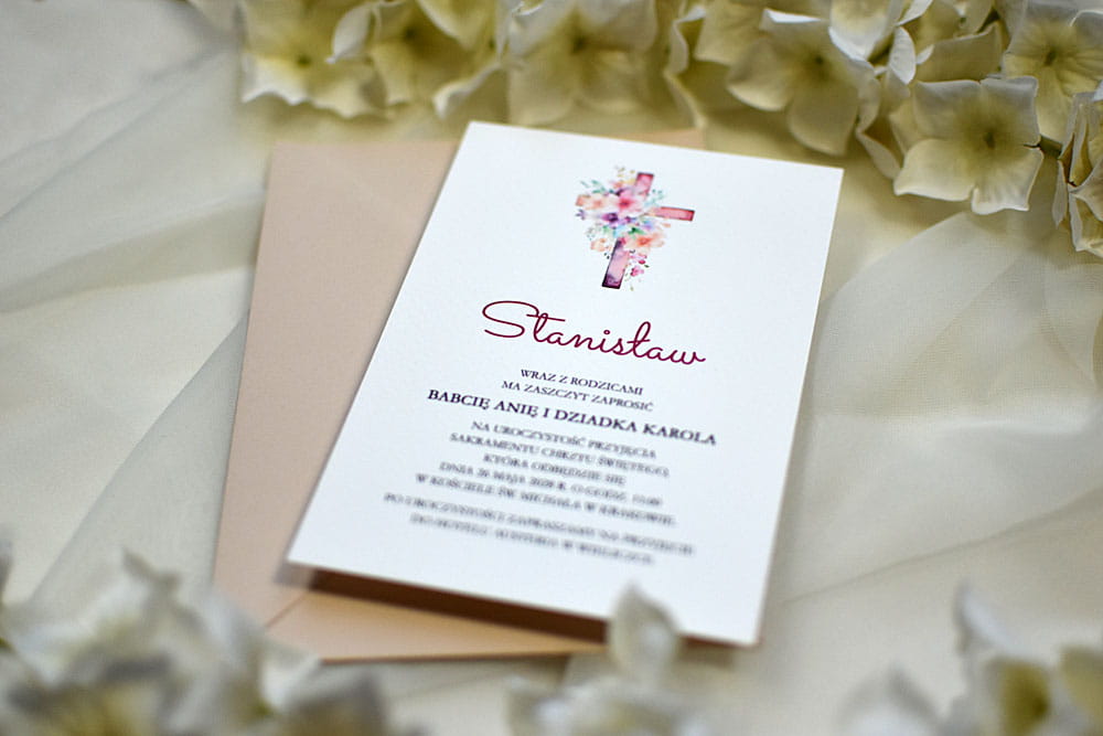 Personalizowane zaproszenie na Chrzest lub Komunię z religijnym motywem krzyża.