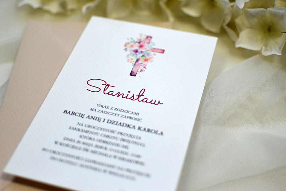 Zaproszenie na Chrzest lub Komunię ozdobione namalowanym krzyżem w kwiatach.
