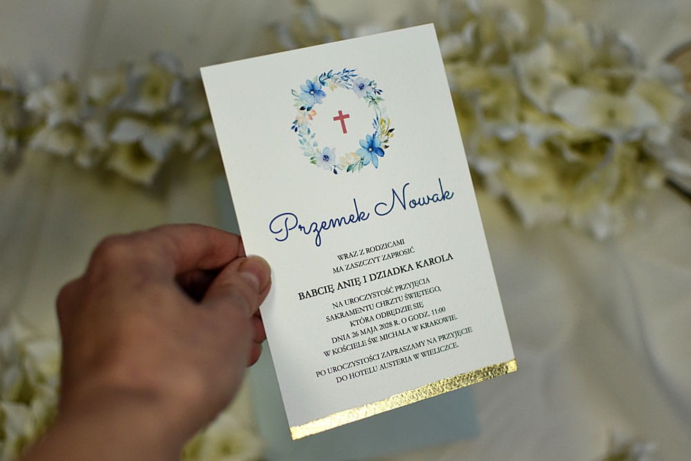 Pozłacane zaproszenie na Chrzest lub Komunię z motywem religijnym.