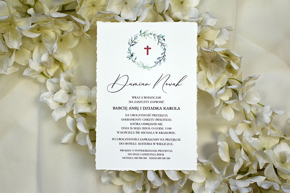 Nietypowe zaproszenie na Chrzest lub Komunię z zielonym wiankiem z listków.