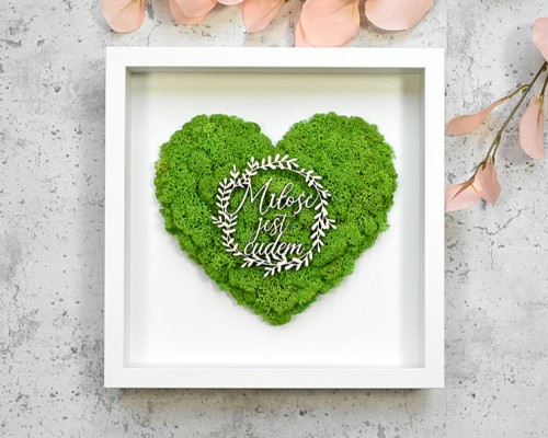 elegancki prezent na ślub, biała ramka z sercem z zielonego mchu i napisem Miłość jest Cudem