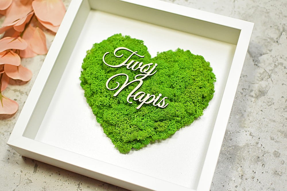 żywy obraz z mchu w kształcie serca z Twoim napisem, pomysł na prezent ślubny, parapetówkę