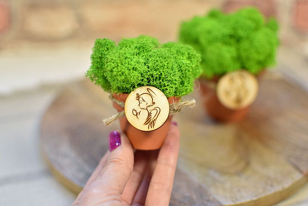 Mini doniczka z mchem i aniołkiem jako prezent dla gości na Komunię lub Chrzest.