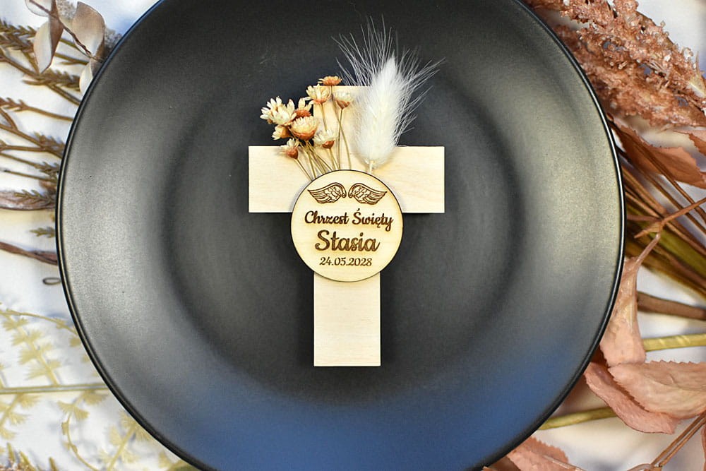 Drewniany upominek dla gości w stylu boho na Komunię lub Chrzest w formie magnesu krzyża.