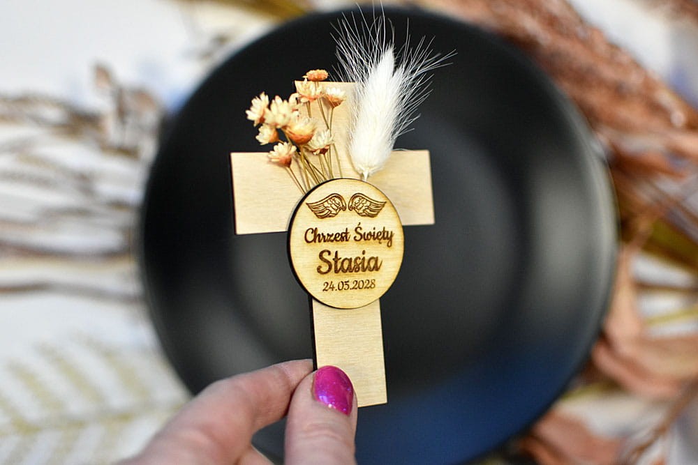 Religijny magnes na lodówkę w kształcie krzyża z tekstem.