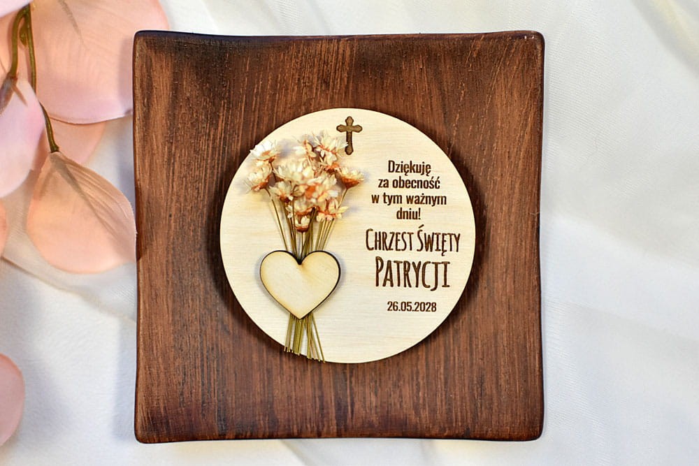 Rustykalny magnes na lodówkę z suszonymi kwiatami i podziękowaniem dla gości.