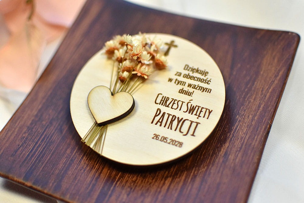 Magnes na lodówkę w stylu boho z suszonymi kwiatami i napisami.