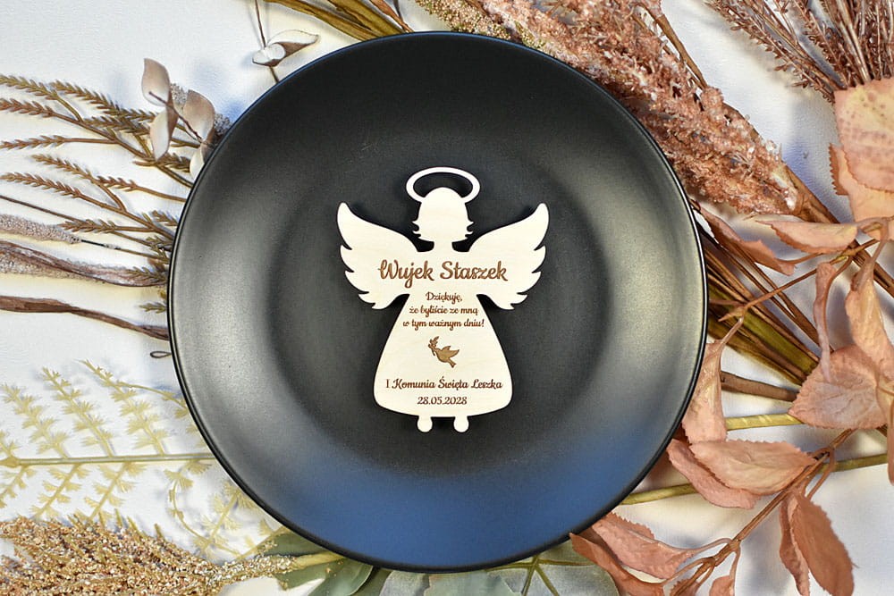 Drewniany magnes na lodówkę w kształcie aniołka oraz winietka i prezent dla gości w jednym.