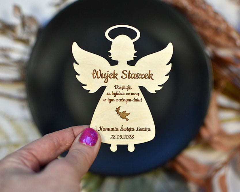 Aniołek magnes na lodówkę w roli winietki i podziękowania za przybycie dla gości.