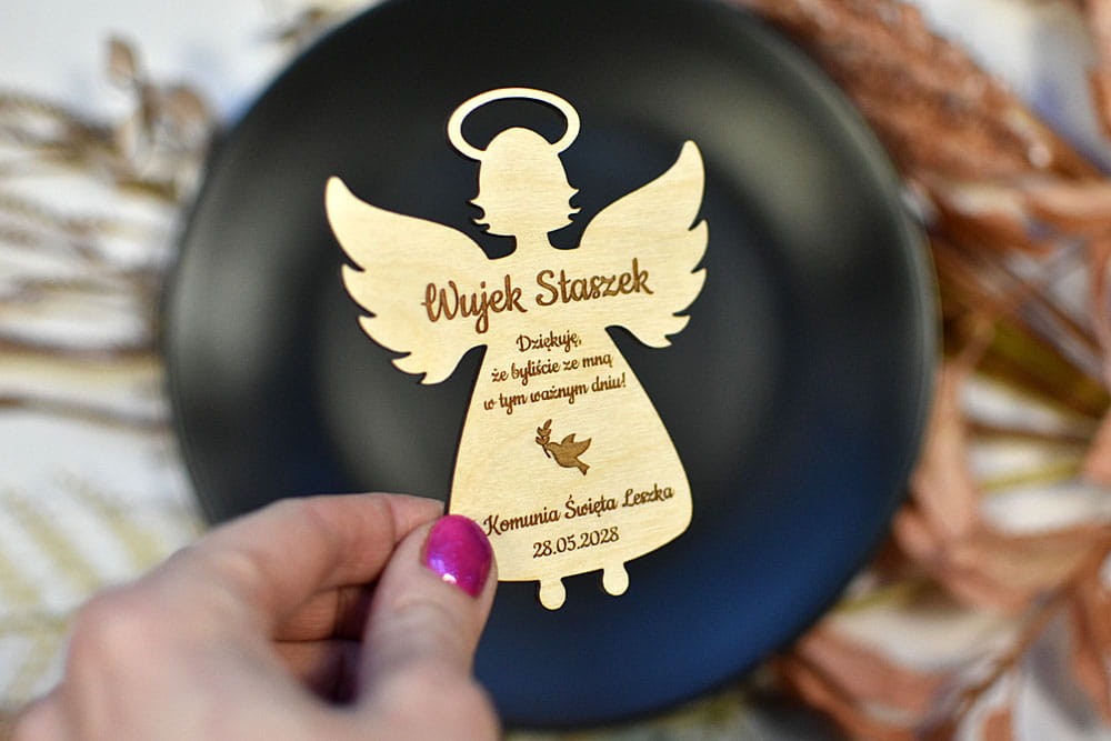 Magnes na lodówkę aniołek z imieniem gościa i podziękowaniem za przybycie.