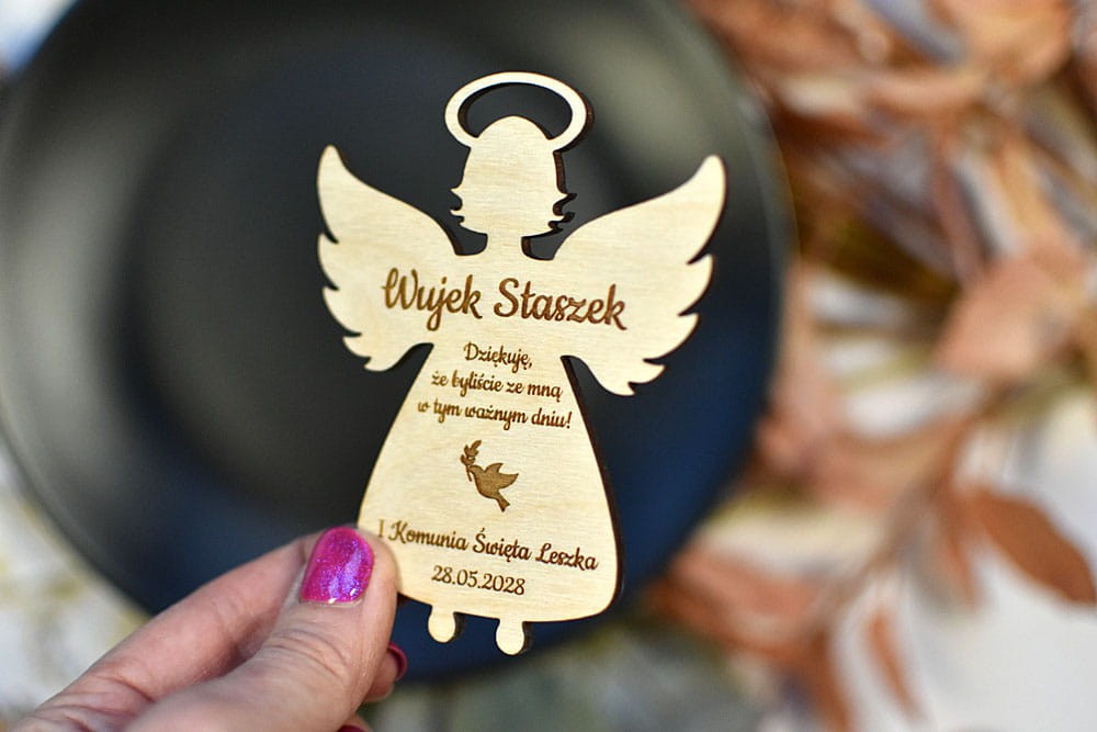 Drewniany aniołek magnes jako winietka na stół i prezent dla gości komunijnych.