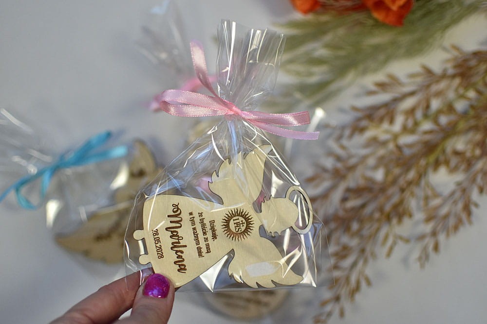 Prezent dla gości zapakowany w woreczek celofanowy i gotowy do wręczenia.