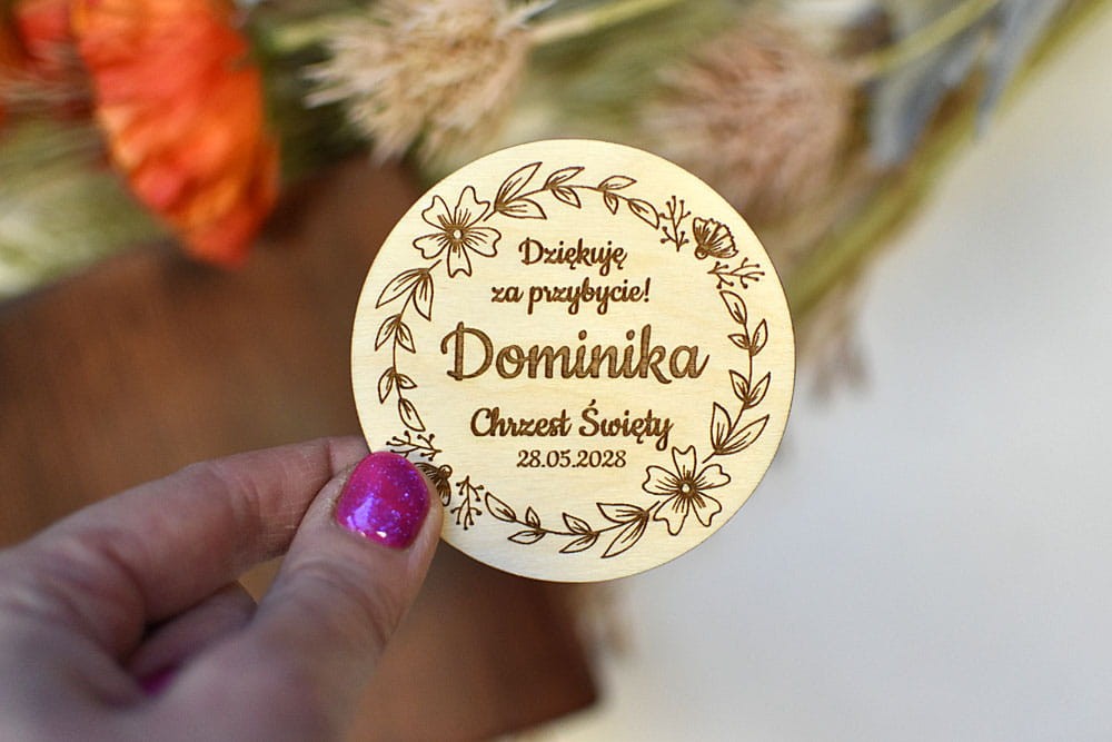 Prezent dla gości z okazji Chrztu lub Komunii - magnes z drewna z wiankiem i okolicznościowym napisem.