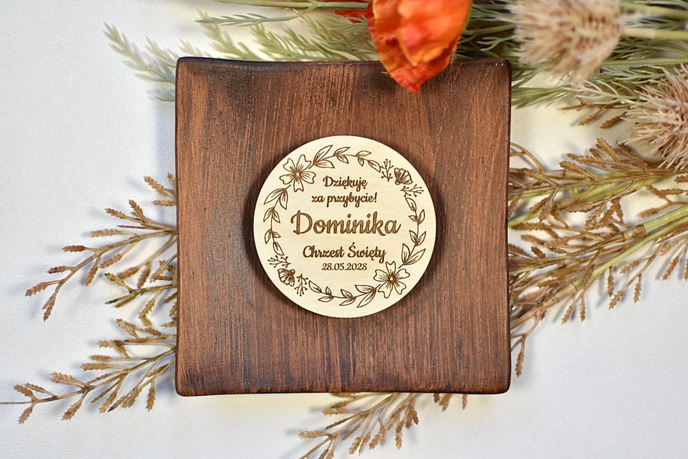Magnes na lodówkę z drewna tekstem i imieniem dziecka jako pamiątka dla gości komunijnych lub na Chrzest.
