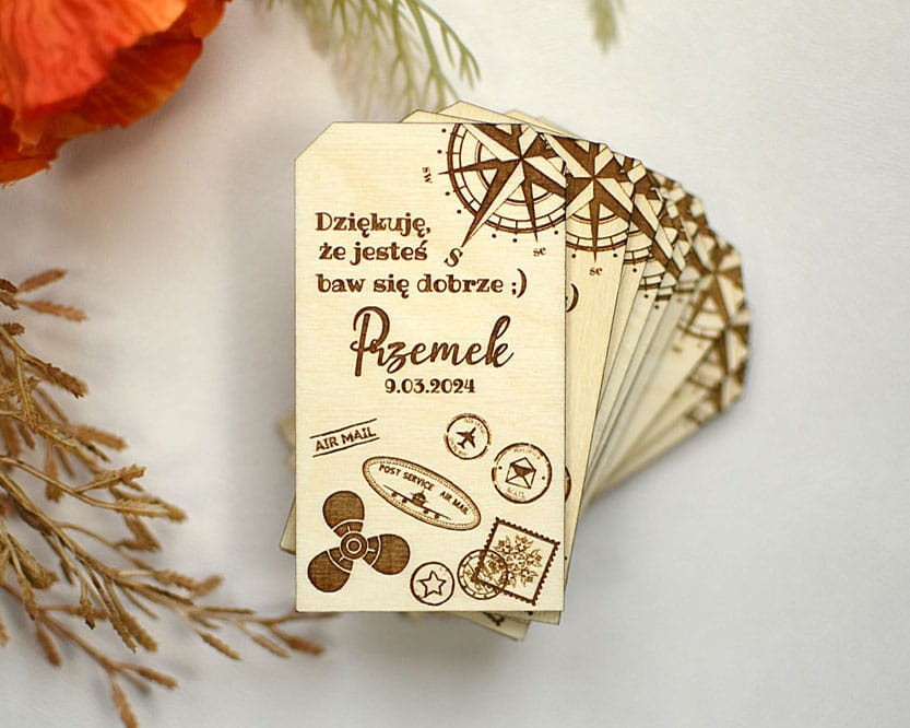 upominki dla gości weselnych, magnes na lodówkę dla podróżników z różą wiatrów, znaczkami i stemplami