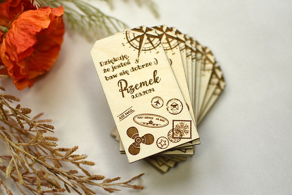 upominki dla gości weselnych, magnes na lodówkę dla podróżników z różą wiatrów, znaczkami i stemplami