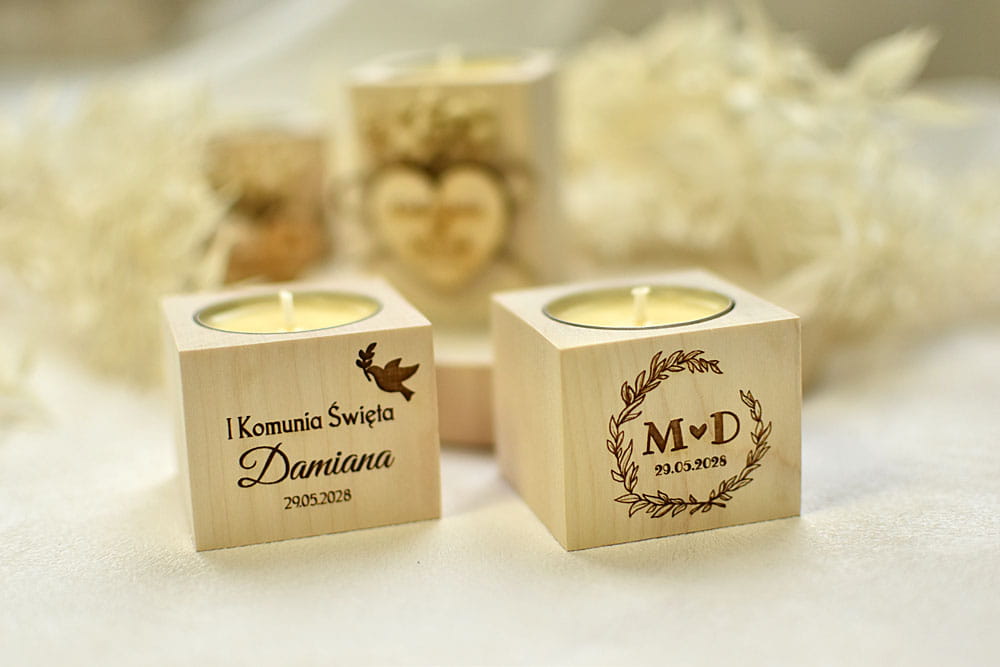 prezenty dla gości na weselu, drewniany świecznik z inicjałami Młodej Pary i pachnącą świeczką w zestawie