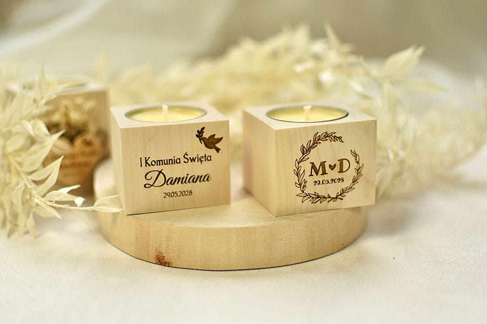 prezenty dla gości na weselu, drewniany świecznik z inicjałami Młodej Pary i pachnącą świeczką w zestawie