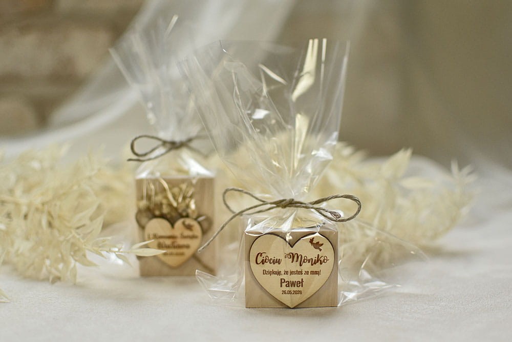 personalizowany świecznik z pachnącym wkładem tealight jako podziękowanie ślubne dla gości