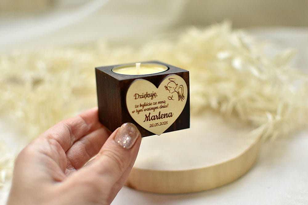 pamiątki ślubne dla gości, świecznik z grawerowanym serduszkiem i pachnącym wkładem tealight