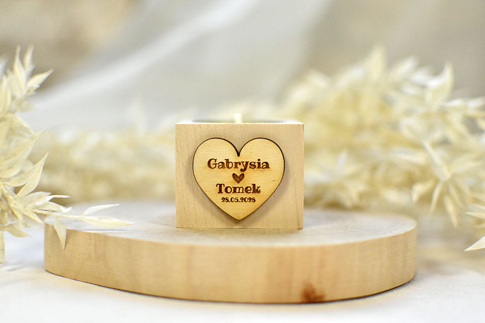 pamiątki ślubne dla gości, świecznik z grawerowanym serduszkiem i pachnącym wkładem tealight