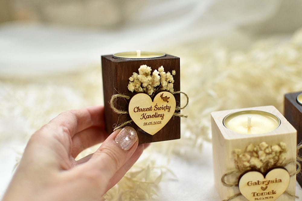 Boho świecznik z suszoną gipsówką i serduszkiem z napisem.