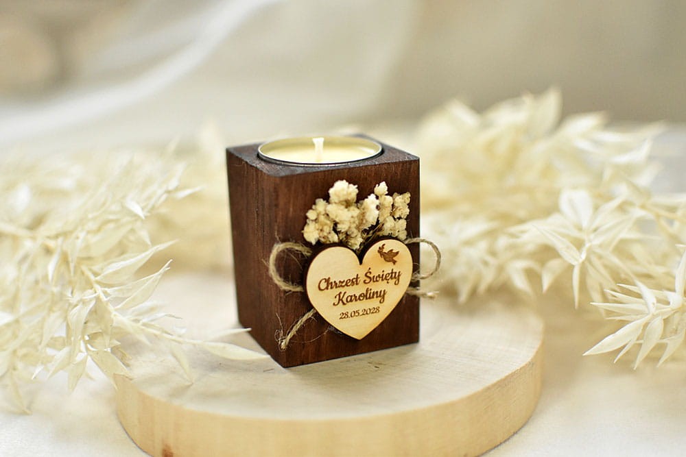 Oryginalny prezent dla gości w formie drewnianego świecznika z napisem.