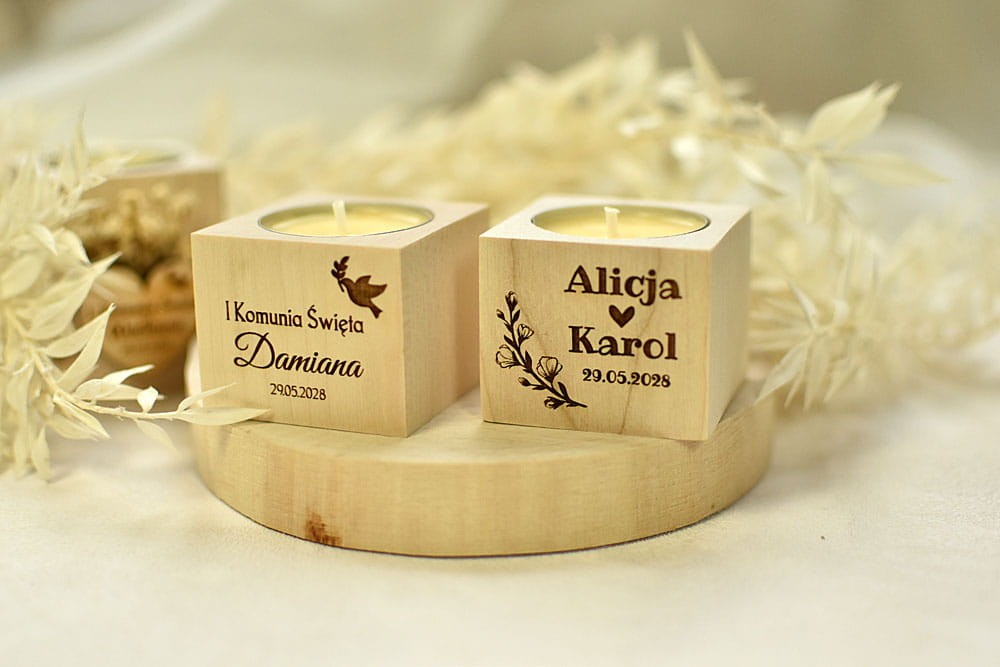 Drewniane eleganckie podarunki dla gości w formie świeczników z grawerem.
