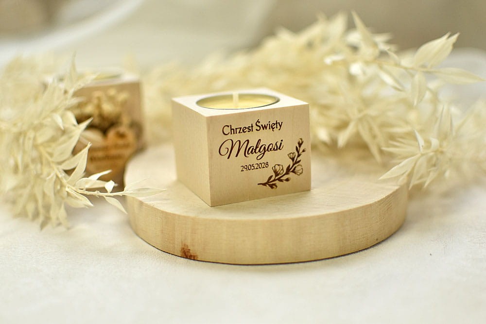Drobny upominek dla gości w postaci drewnianego świecznika z grawerem.