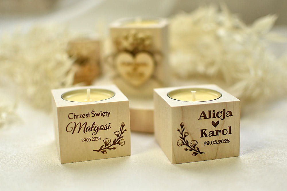 Nowoczesny świecznik z drewna jako prezent dla gości na Komunię lub Chrzest.
