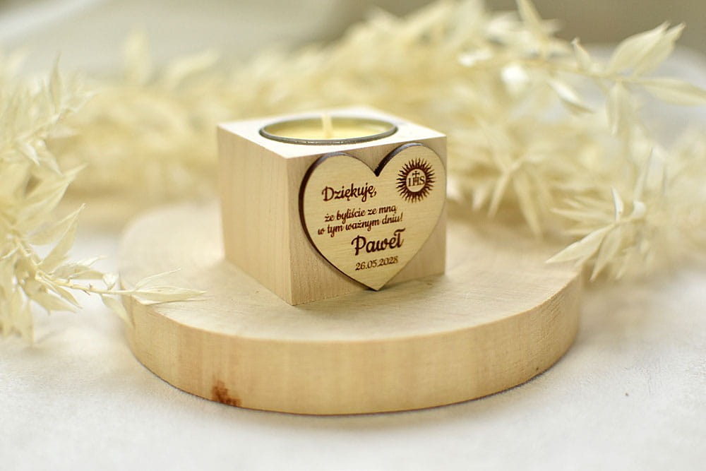Świecznik drewniany z grawerem na tealighty na prezent dla gości.