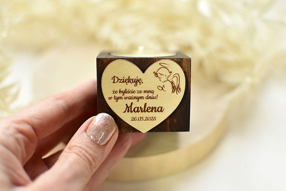 Świecznik rustykalny jako elegancki upominek dla gości.