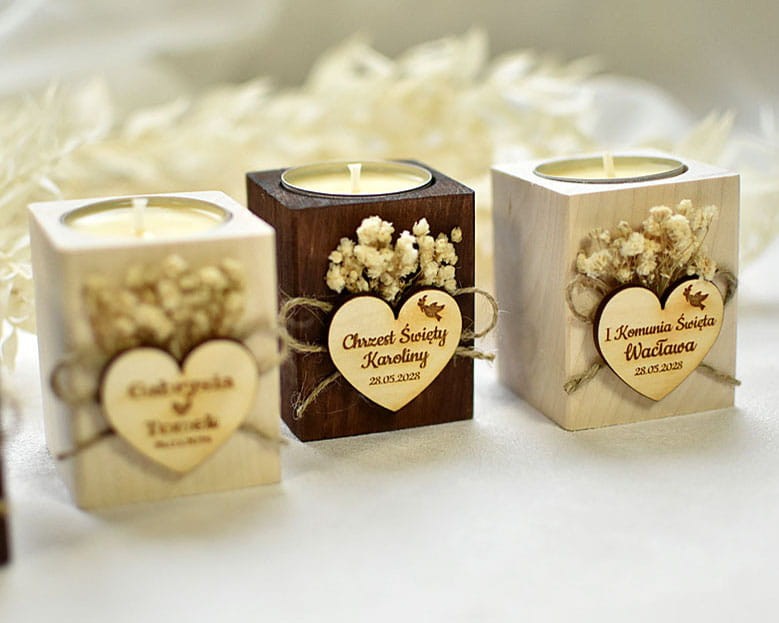 Rustykalny świecznik z suszoną gipsówką jako podziękowanie dla gości za przybycie.