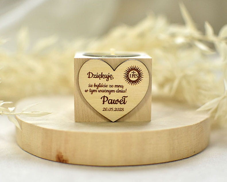 Świecznik z dedykacją w roli prezentu dla gości na Komunii lub Chrzcie.