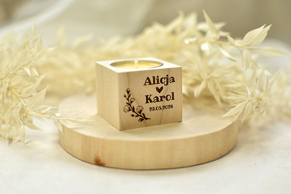 personalizowany świecznik z pachnącym wkładem tealight jako podziękowanie ślubne dla gości