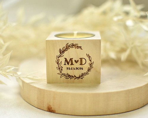 prezenty dla gości na weselu, drewniany świecznik z inicjałami Młodej Pary i pachnącą świeczką w zestawie
