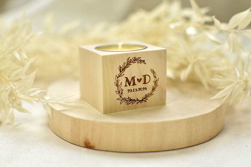 prezenty dla gości na weselu, drewniany świecznik z inicjałami Młodej Pary i pachnącą świeczką w zestawie