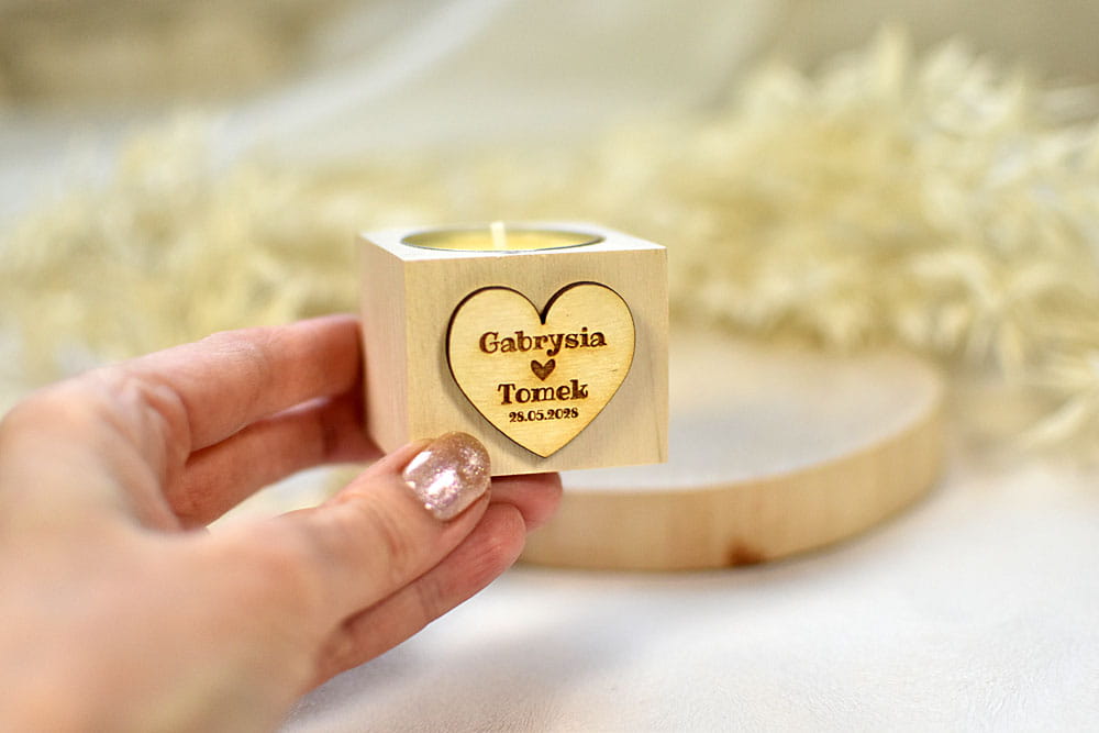 pamiątki ślubne dla gości, świecznik z grawerowanym serduszkiem i pachnącym wkładem tealight