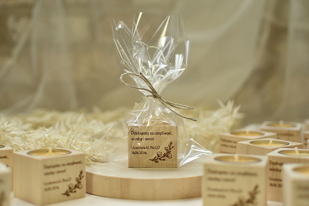 podziękowane dla gości weselnych, zestaw świecznik z pachnącym wkładem tealight i grawerem