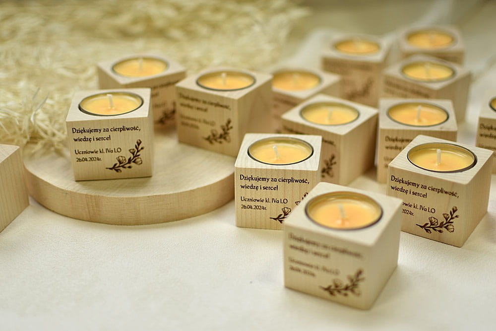 podziękowane dla gości weselnych, zestaw świecznik z pachnącym wkładem tealight i grawerem