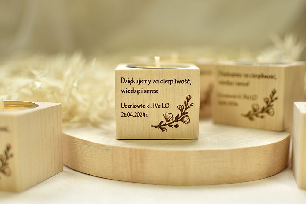 podziękowane dla gości weselnych, zestaw świecznik z pachnącym wkładem tealight i grawerem